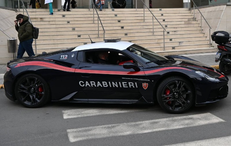 Carabinierii au condus un Maserati MCPura de 230.000 de euro într-o misiune „delicată” pentru tinerii arși la Crans-Montana. Bolidul de 630 CP, cursă contracronometru între Genova și Milano