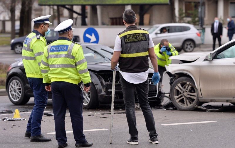 Un poliţist din Botoșani este anchetat după ce a condus beat şi a produs un accident