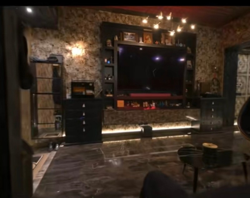 Imagini din casa Prințului Marco și a Biancăi Ghiurcă de la „Insula iubirii”. Ceas de perete Rolex, tapet Gucci și perne Hermès