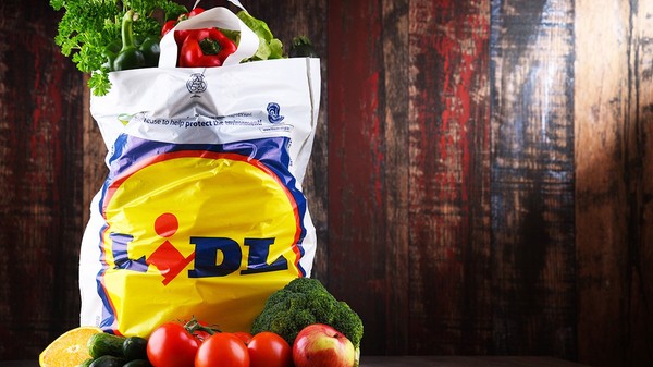 Pungă de lidl plină cu fructe și legume