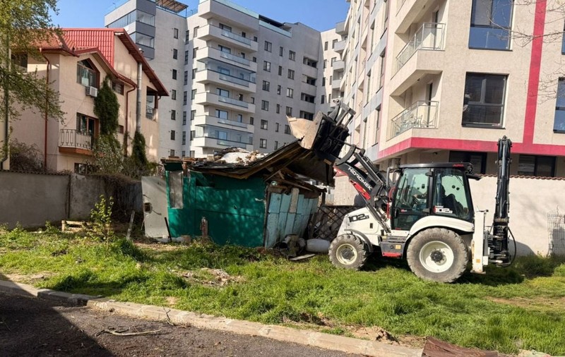 26 de tone de gunoi strânse după demolarea a două construcții ilegale, în sectorul 6, București