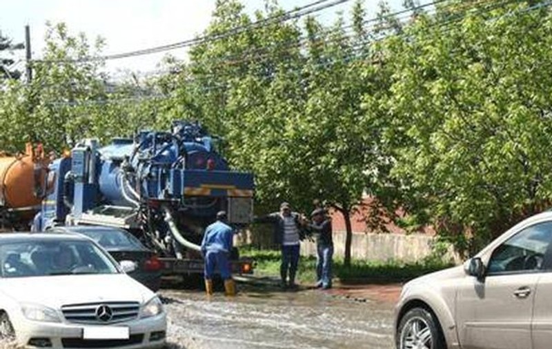 Ploile torenţiale au inundat mai multe cartiere în Craiova şi Buzău