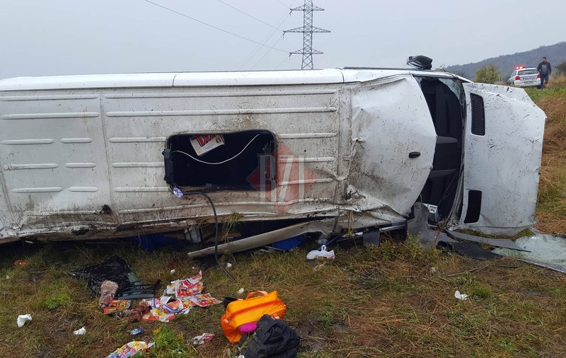 Accident grav de microbuz la granița cu Republica Moldova. Un mort și șase răniți