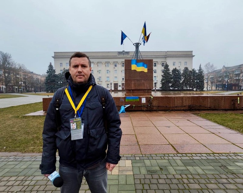 Cum se trăiește pe frontul din Ucraina. Relatările lui Alex Costache, jurnalistul TVR care a mers de 13 ori în mijlocul războiului: „Se auzeau obuzele cum vâjâiau în aer. Cădeau la 500 de metri de locul unde ne aflam”