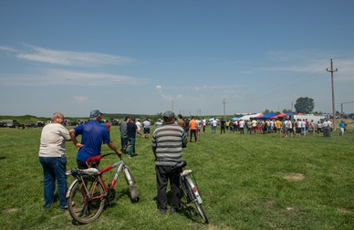 Localnici participă la târgul tradițional de cai din comuna Curcani, județul Călărași