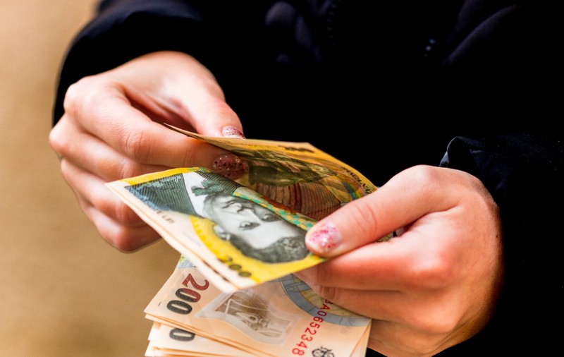 Mii de români se luptă să-și reducă ratele la bănci. Este record de cereri de renegociere, IFN-urile nu au acceptat nicio solicitare din peste 600