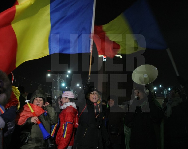 UPDATE. Protest, miercuri seara, în Piața Victoriei. ”Uniți toți, scăpăm țara de hoți!”. Hora frăției, în fața Guvernului / GALERIE FOTO