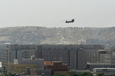 Un elicopter militar zboară deasupra ambasadei SUA din Kabul Foto: Profimedia