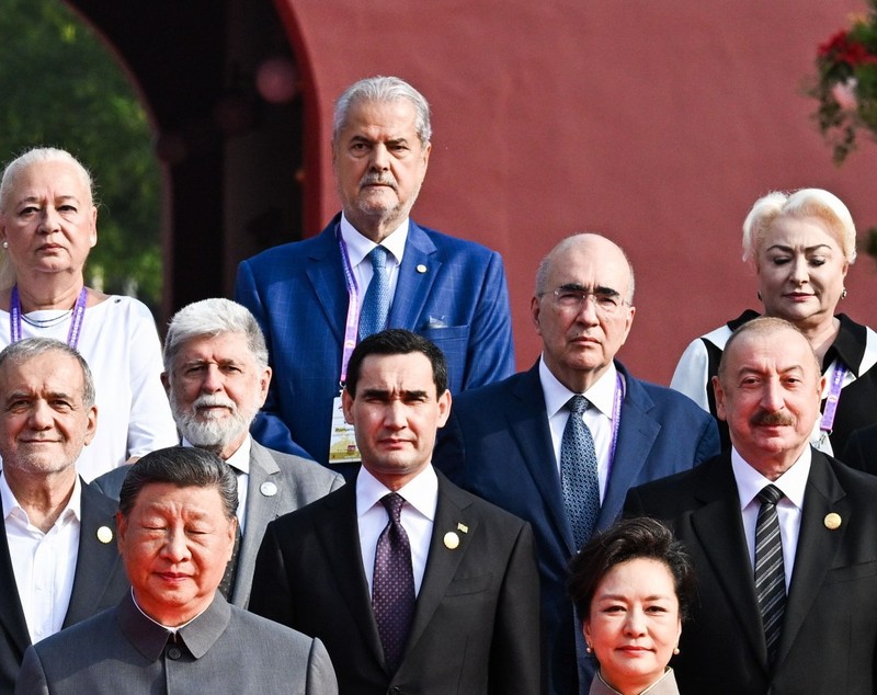 Reacția MAE, după ce Adrian Năstase și Viorica Dăncilă au stat lângă Vladimir Putin, Xi Jinping și Kim Jong-un, în China