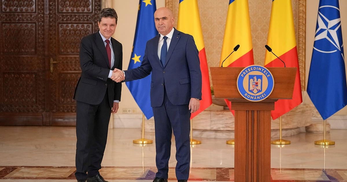 Nicușor Dan și Ilie Bolojan își strâng mâinile în timpul unei declarații de presă