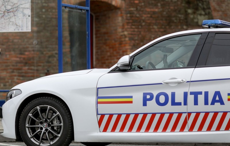 Un tânăr cercetat pentru furt a evadat din Secția de Poliție pe geamul toaletei