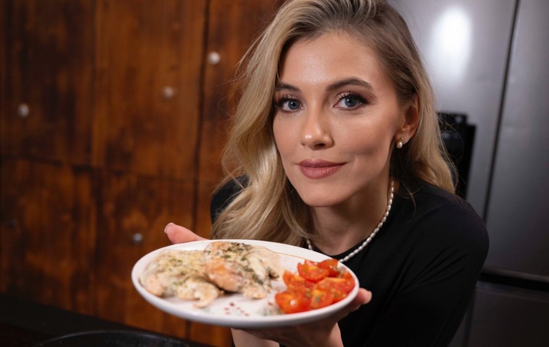 Rețeta de somon cu sos de smântână și parmezan a Andreei Ibacka. Se prepară rapid, cu câteva ingrediente