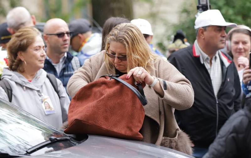 Diana Șoșoacă a rămas fără telefon după baia de mulțime de la Parchetul General
