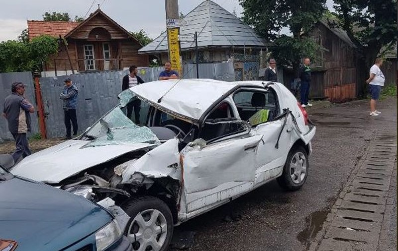 Accident grav pe o stradă din Târgu Neamț. Șoferiță încarcerată, după ce a lovit un TIR