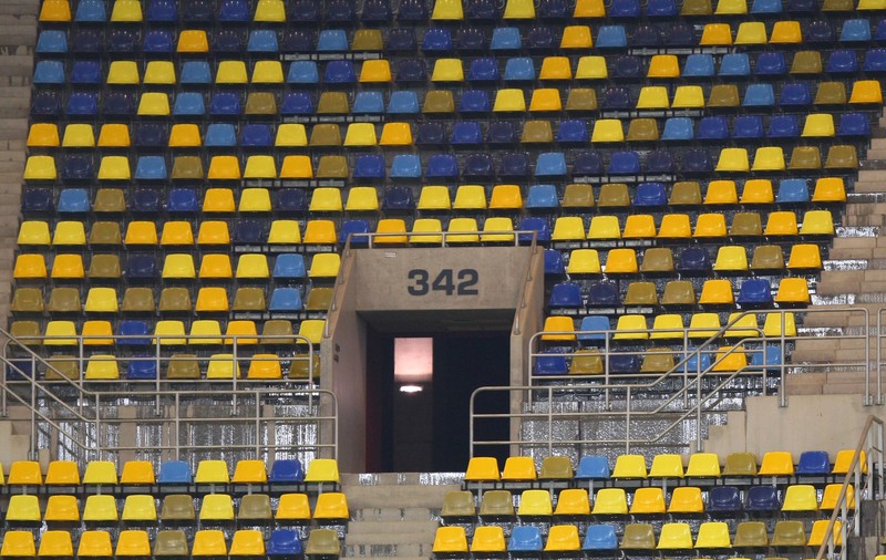 A intrat Sorin Oprescu la închisoare, s-a ”spart” stadionul Primăriei! ^Apa și-a făcut de cap pe ”Național Arena”, în timpul jocului Steaua - Voluntari, alungându-i pe puținii spectatori veniți la meci / GALERIE FOTO