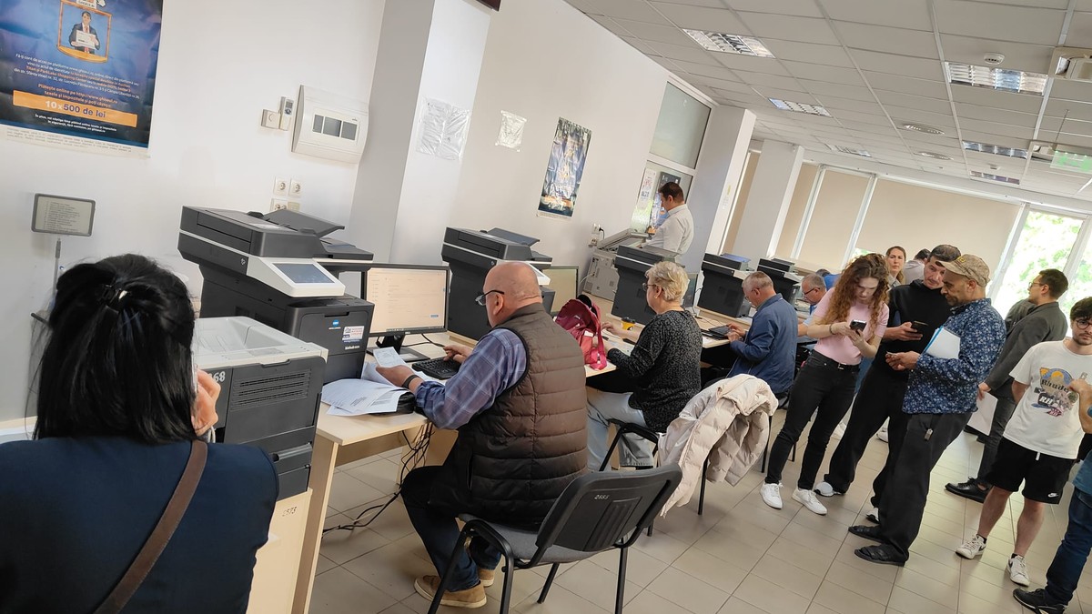 Coadă la ghișeu la taxe și impozite