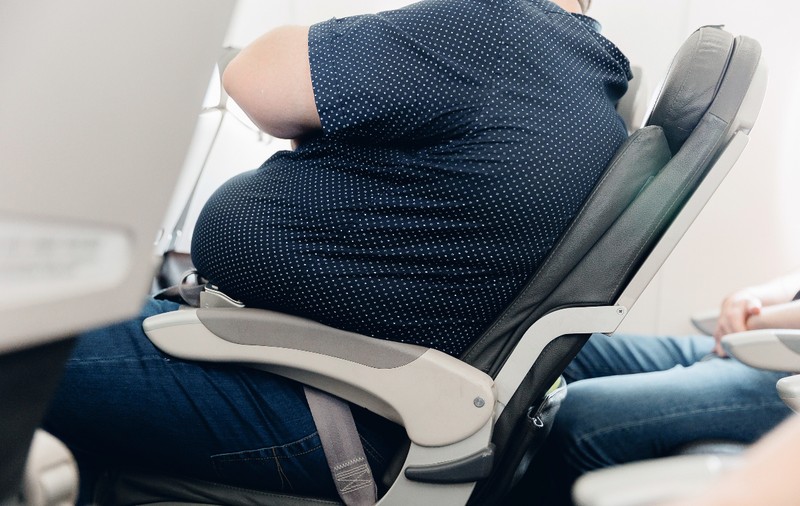 Pasagerii supraponderali, obligați să rezerve un loc în plus de o companie aeriană, din 2026