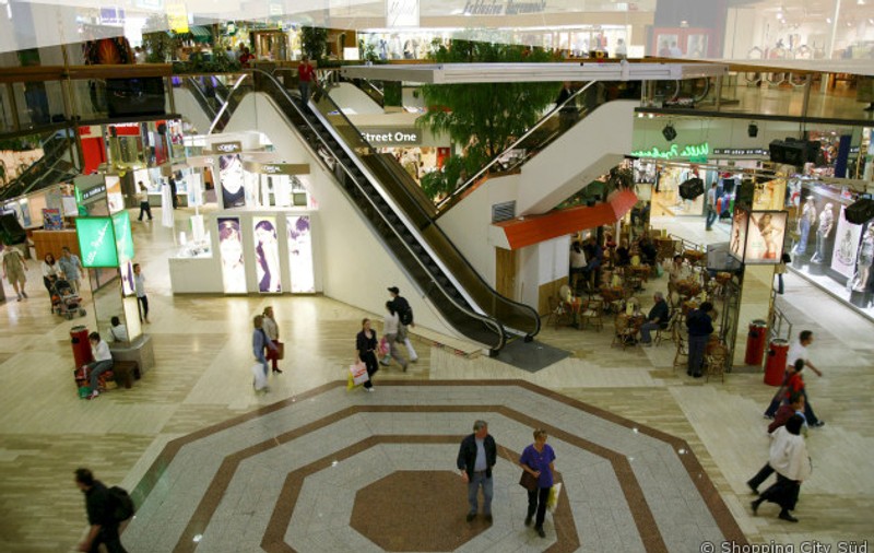 O româncă, luată pe sus de un bărbat, într-un mall din Viena. Poliţia a intervenit imediat
