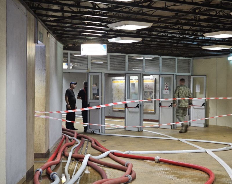 Bilanț negru al potopului în București și Ilfov: 1.000 de copaci căzuți, sute de case inundate, 456 de mașini distruse. Stația Piața Victoriei 2 rămâne închisă