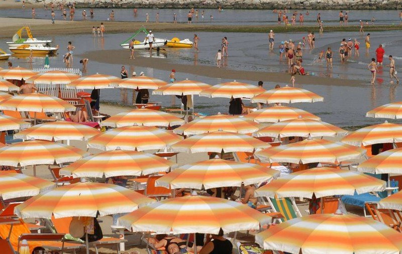 Patroană de agenţie de turism arestată la domiciliu pentru că a ”ţepuit” zeci de turişti cu excursii în Europa
