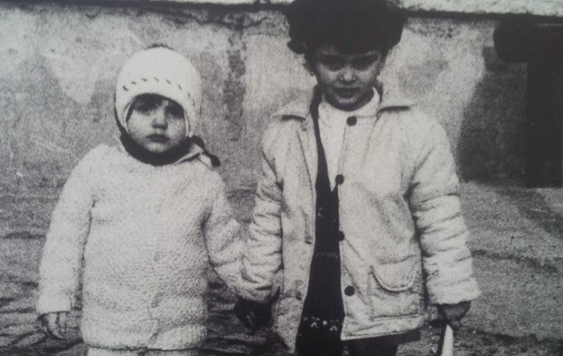 SUNT ROMÂNCE, SUNT CELEBRE ŞI FAC FURORI CU FRUMUSEŢEA LOR! PUNEM PARIU CĂ NU GHICEŞTI ÎN VECI CINE SUNT CELE DOUĂ SURORI?