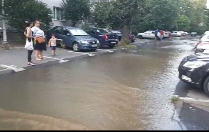 Avarie majoră în cartierul Titan din București. Locuitorii străzii Jean Steriadi și zonele adiacente au rămas fără apă rece