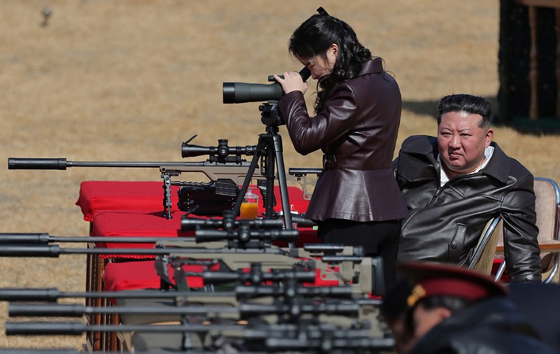 Fiica lui Kim Jong Un, surprinsă în timp ce trage cu arma la poligon. Liderul nord-coreean a oferit puști de lunetist oficialilor