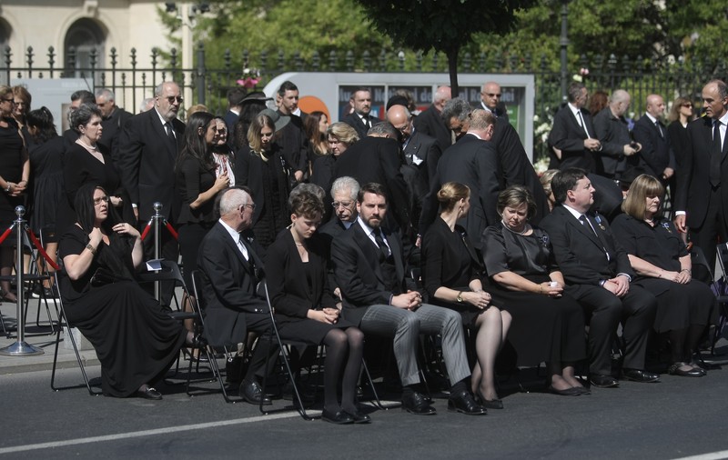 Gesturile care i-au trădat pe membrii Familiei Regale. Fostul Principe Nicolae a plâns ca un copil, Principesa Margareta a imitat-o pe Regina Elisabeta a II-a