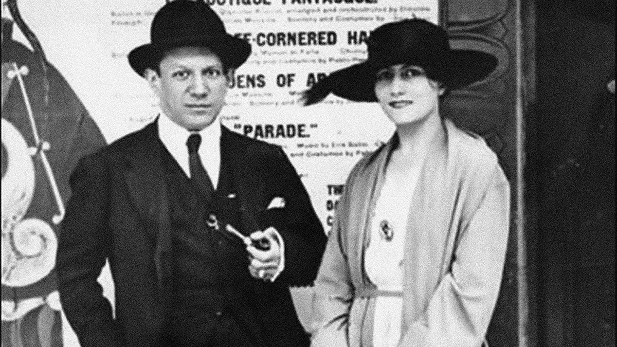 Olga Hohlova alături de Pablo Picasso într-o fotografie alb negru.