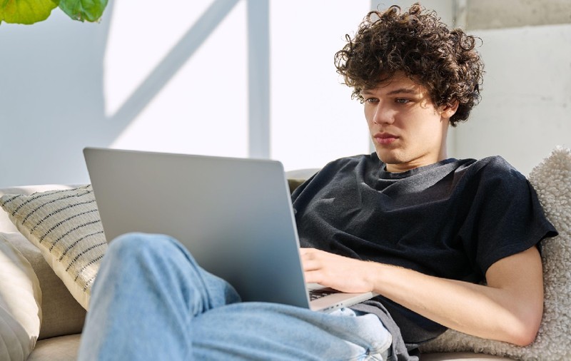 Ce este, de fapt, manosfera: ura față de femei, știință falsă și influență tot mai mare pe internet