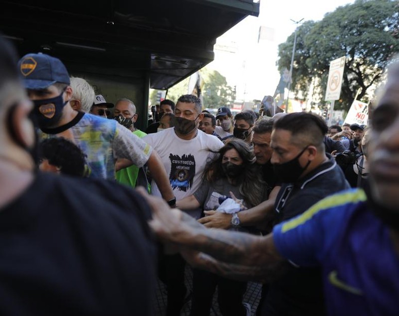 „Dreptate pentru Maradona”. Sute de oameni au ieșit pe străzi la Buenos Aires, cerând pedepsirea celor vinovați de moartea marelui fotbalist argentinian