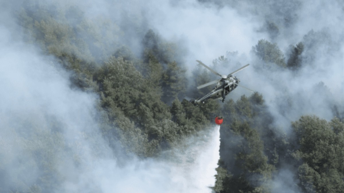 Un elicopter care stinge un incendiu