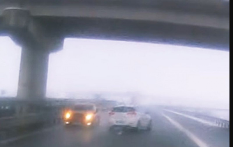 VIDEO | Momentul în care un șofer a intrat pe contrasens, în fața unei mașini care circula pe autostradă cu 100 km/oră