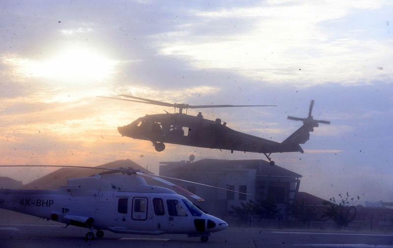 Armata israeliană publică imagini video cu extragerea soldaților răniți din Fâșia Gaza, la bordul unui elicopter, de către o unitate de elită