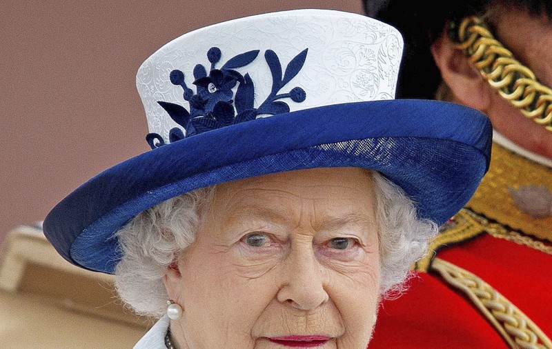 Vrei să LUCREZI pentru Regina MARII BRITANII? Uite ce TREBUIE SĂ FACI!