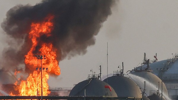 Incendiu la o instalație Aramaco situată la sud de Riad, capitala Arabiei Saudite Sursa foto: Profimedia