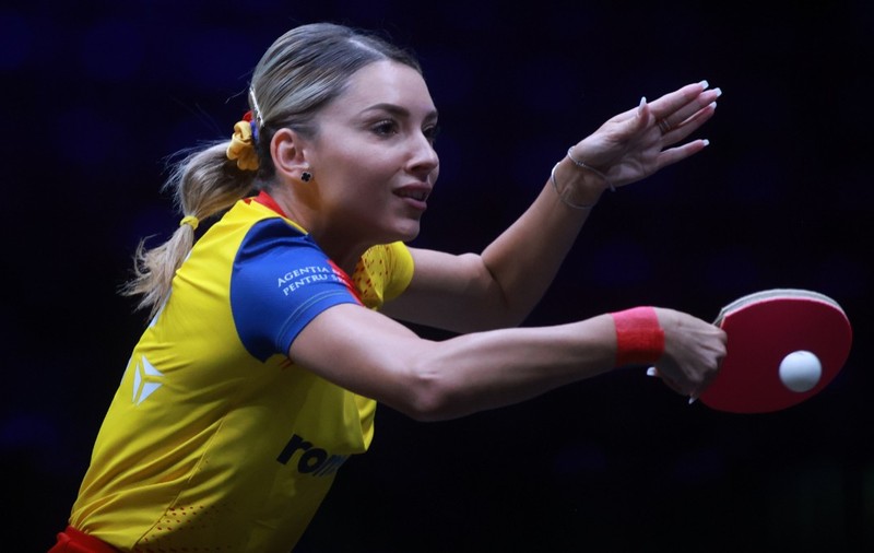 Bernadette Szocs în timpul unui meci de tenis de masă