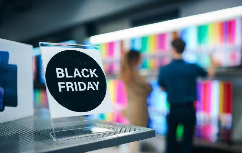 Televizor de 22.000 de euro cumpărat de un român, de Black Friday