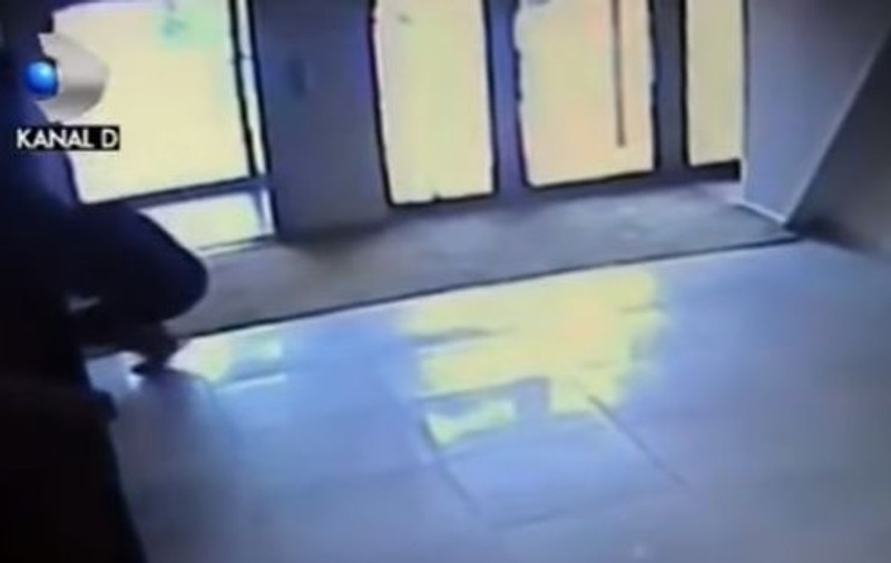 VIDEO | Un primar din România a fost filmat în timp ce fura dintr-un hotel. Culmea, se afla la o dezbatere despre anticorupție