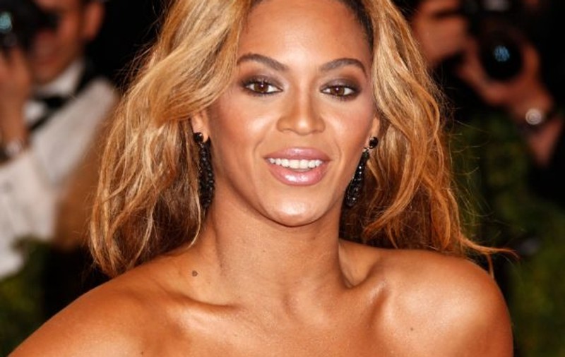 INCREDIBIL! Beyonce şi-a prins părul într-un ventilator, dar a continuat să cânte! | FOTO/VIDEO