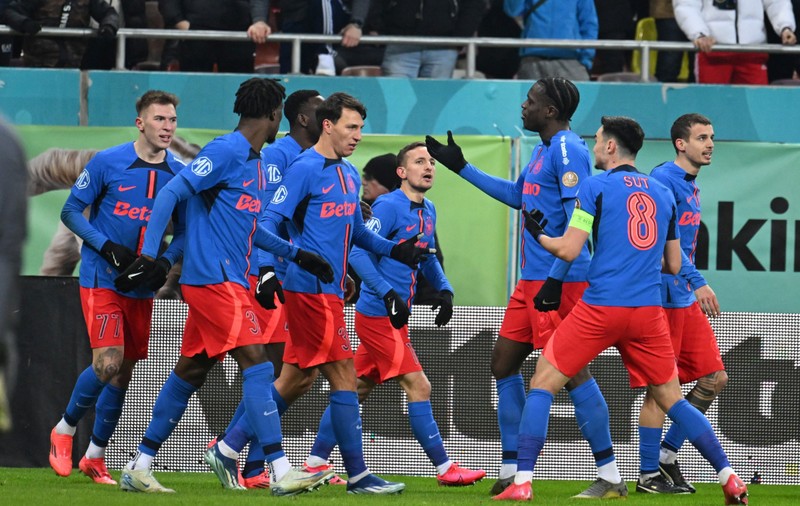 Cine transmite meciul FCSB - Lyon la TV în România. Partida din Europa League se vede pe două posturi