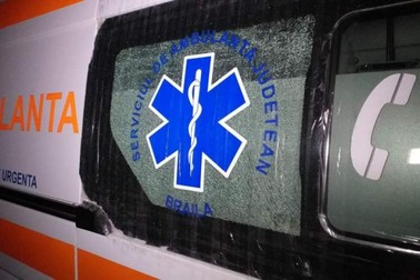 Geamul ambulanței atacate cu pietre a fost lipit cu scoci / foto: obiectivbr