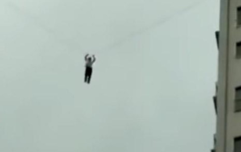 VIDEO | Cum a încercat un bărbat să plece fără să plătească din hotel. A fost nevoie de intervenția pompierilor