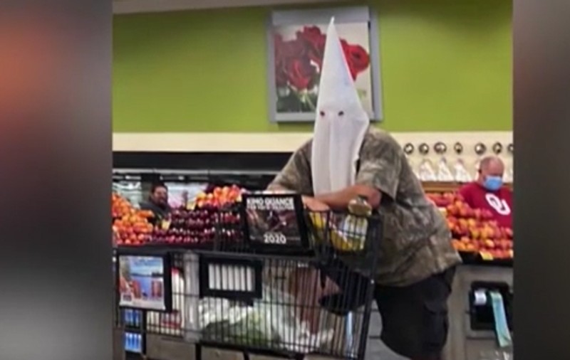 Un bărbat din SUA a intrat într-un magazin cu o glugă gen Ku Klux Klan, în loc de mască facială