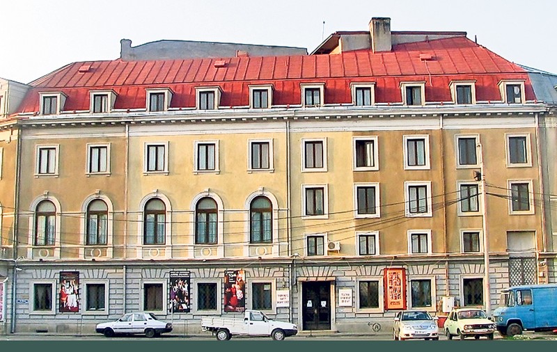 Clădirea Teatrului Evreiesc de Stat stă să cadă. Plouă pe scenă! 