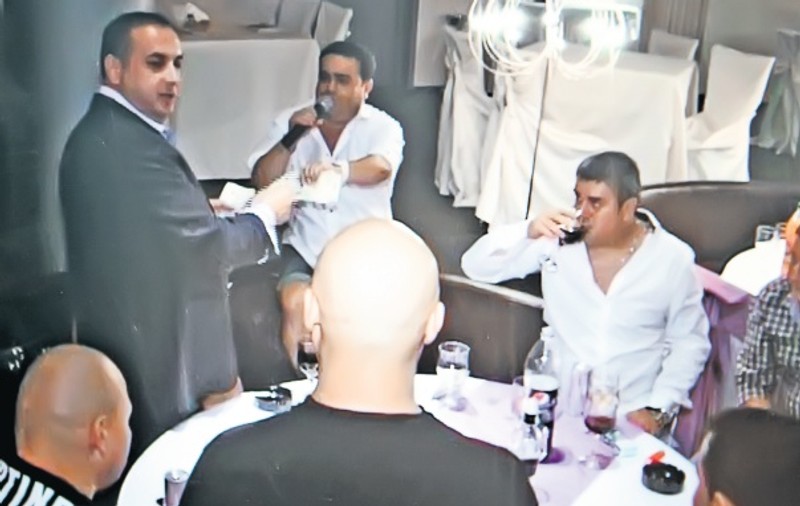 Uite-l pe Leo de la Strehaia cum îl umple de bani pe Adi Minune! VIDEO EXCLUSIV