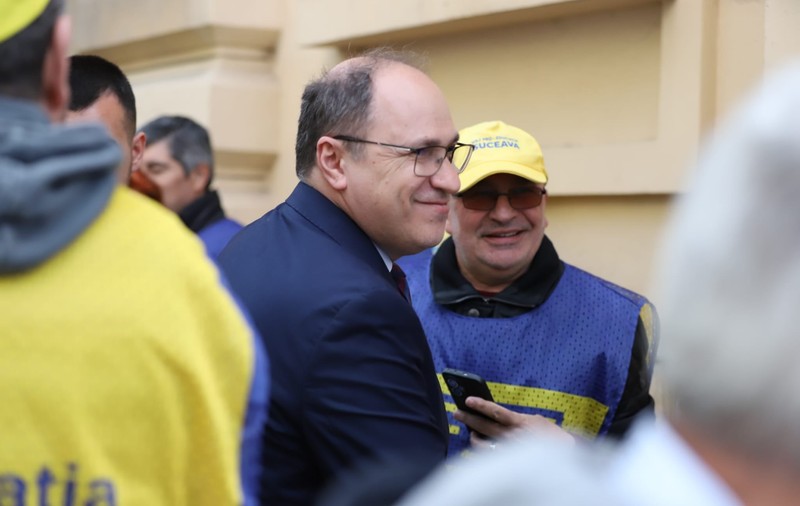 Ministrul Educației, Mihai Dimian, a coborât în mijlocul sindicaliștilor care-i scandau sub geam. „Mă bucur să-mi văd colegii. Nu trăim o situație normală”, spunea oficialul cu o zi înainte de proteste