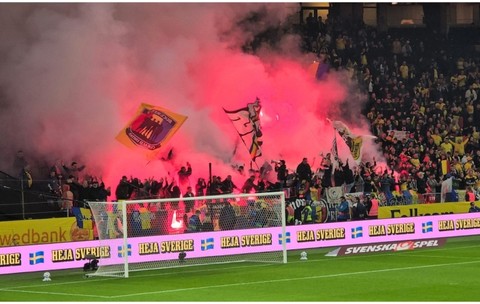 Ce riscă România după torțele ultrașilor de la Stockholm. Reacția FRF: ”De ce nu pricepeți că ne faceți rău?”