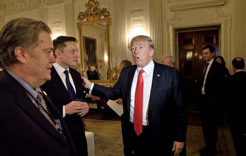 Ex-consilierul lui Donald Trump îl cataloghează pe Elon Musk drept „rasist” și „cu adevărat rău” și promite că miliardarul „nu va avea acces deplin la Casa Albă”