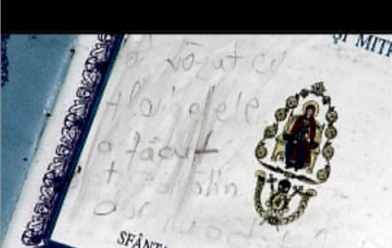 INCREDIBIL! Îşi scriau mesaje secrete şi picante pe un calendar bisericesc! Culmea, credeau că nu-i prinde nimeni, deşi camerele erau cu ochii pe ei!